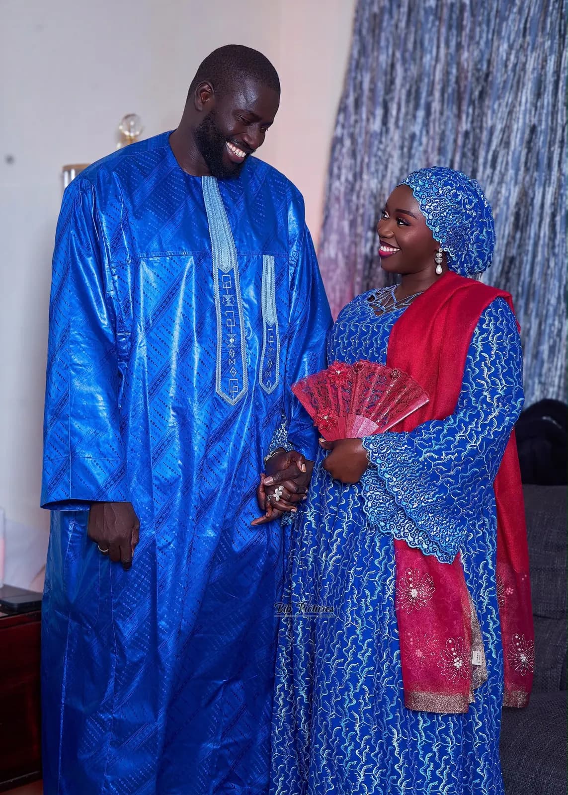 Tenue de Tabaski : grand boubou bleu, bazin vert ou dentelle rose.