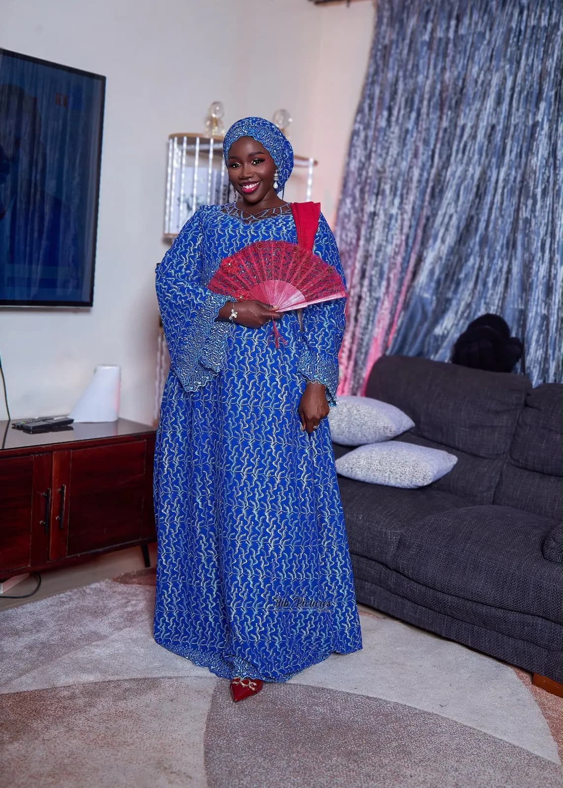 Tenue de Tabaski : grand boubou bleu, bazin vert ou dentelle rose.