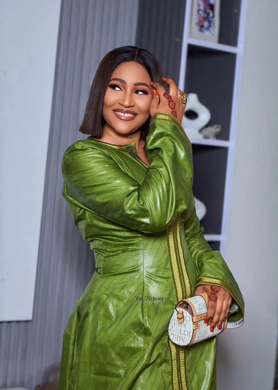 Tenue de Tabaski : grand boubou bleu, bazin vert ou dentelle rose.
