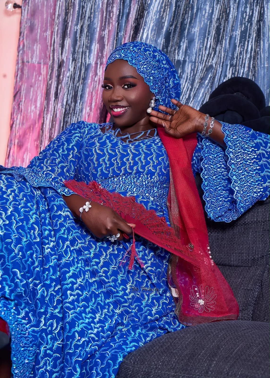 Tenue de Tabaski : grand boubou bleu, bazin vert ou dentelle rose.