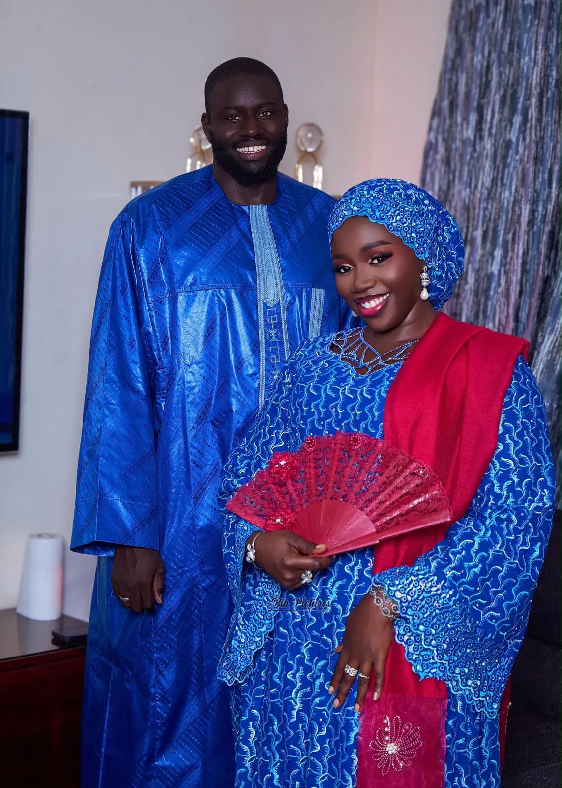 Tenue de Tabaski : grand boubou bleu, bazin vert ou dentelle rose.