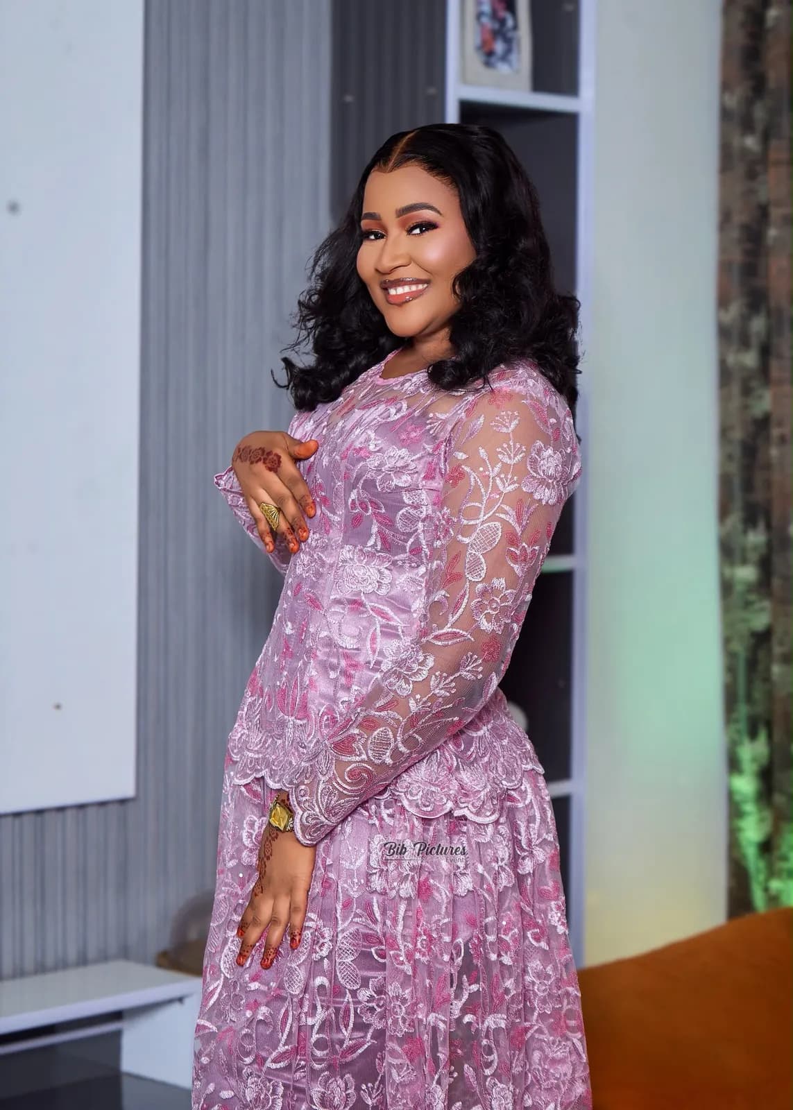 Tenue de Tabaski : grand boubou bleu, bazin vert ou dentelle rose.