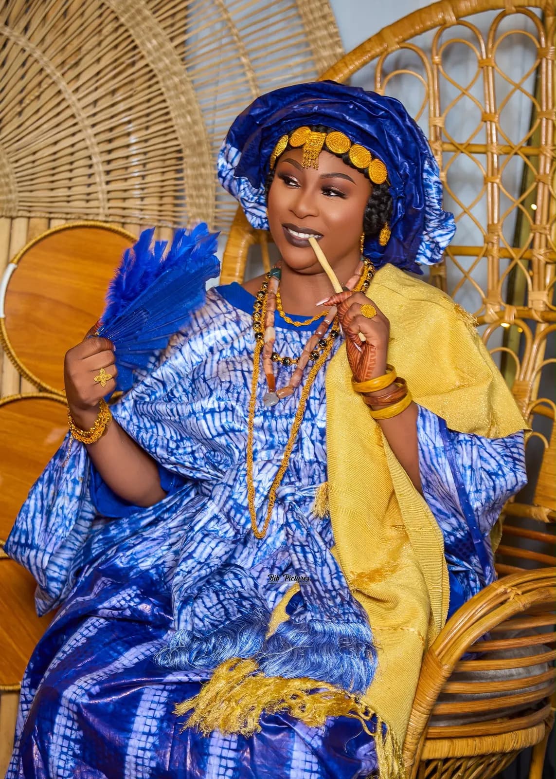 Henné Time, fête entre femmes avant le mariage, tenue bleue et décor en rotin.