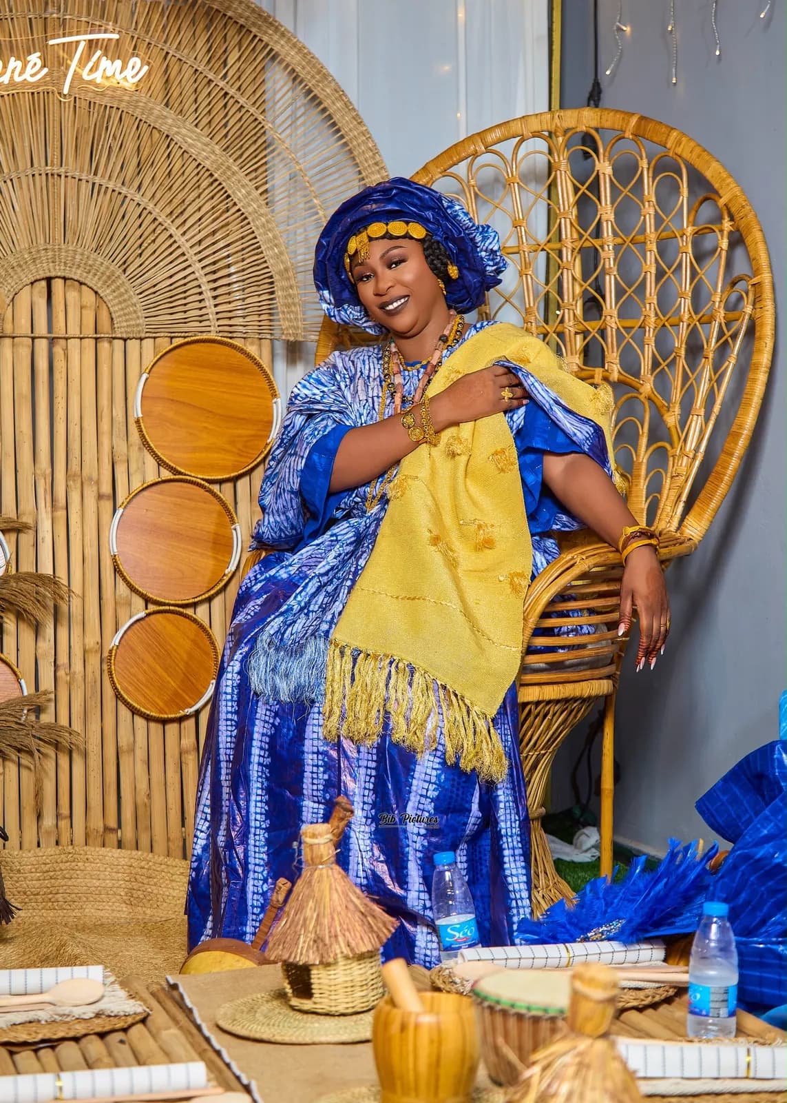 Henné Time, fête entre femmes avant le mariage, tenue bleue et décor en rotin.