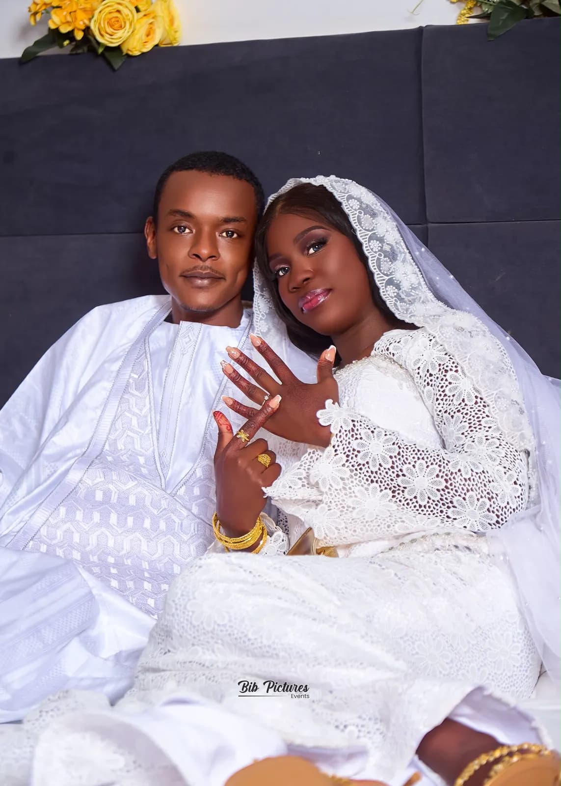 Mariage en blanc, couple en tenues blanches.