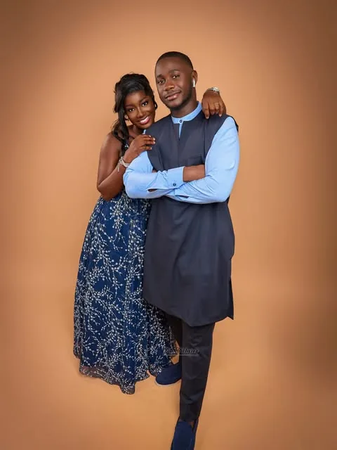 Couple en studio sur fond camel.